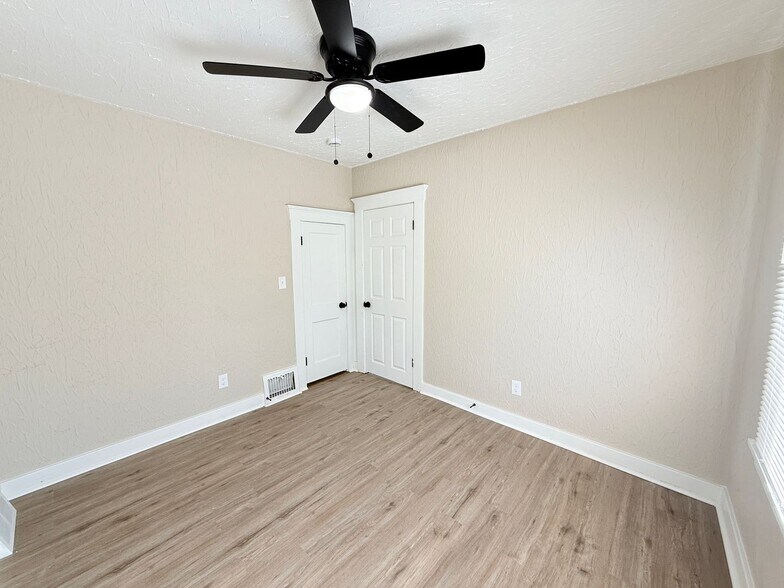 Building Photo - This beautifully updated 3-bedroom, 1-bath...