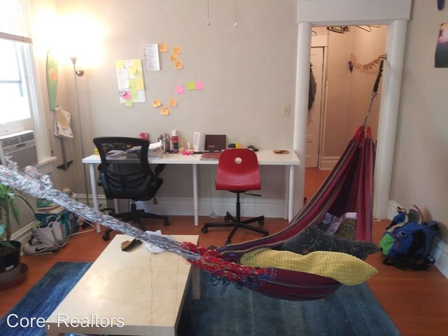 Building Photo - 3745 SE Belmont St