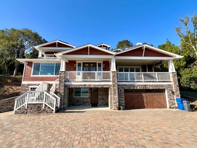 Building Photo - Spectacular views, gracious living areas, superb entertaining space....5 minutes to downtown, 2 m...
