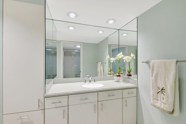 Building Photo - 5080 N Ocean Dr