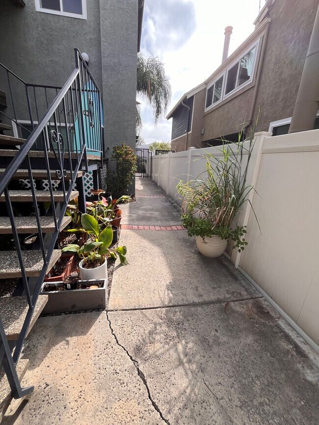 Building Photo - M76 - Rego