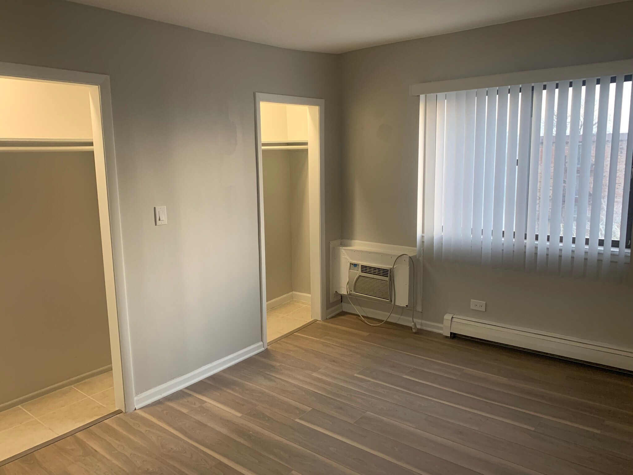 Building Photo - 1703 W Victoria Dr