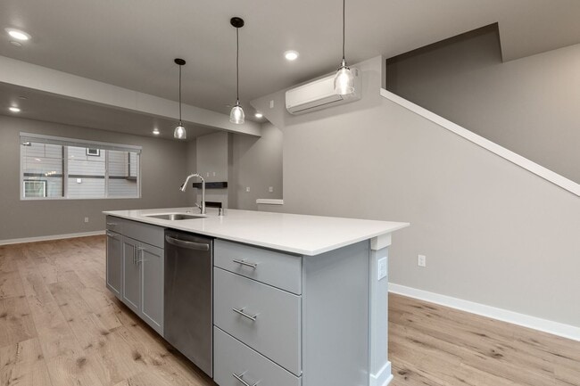 Building Photo - Modern 3 Bedroom Townhome with Designer Finishes in Lynnwood