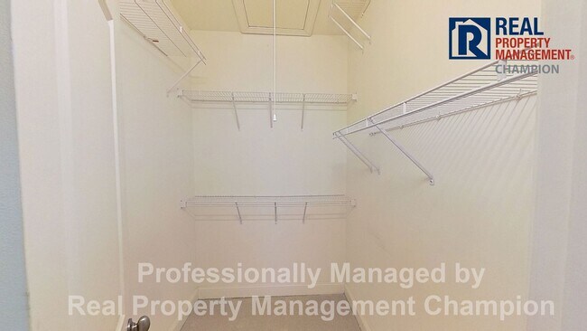 Building Photo - 3 BD/2.5 BA Townhouse w/Open Floorplan, Split Bedrooms and Garage