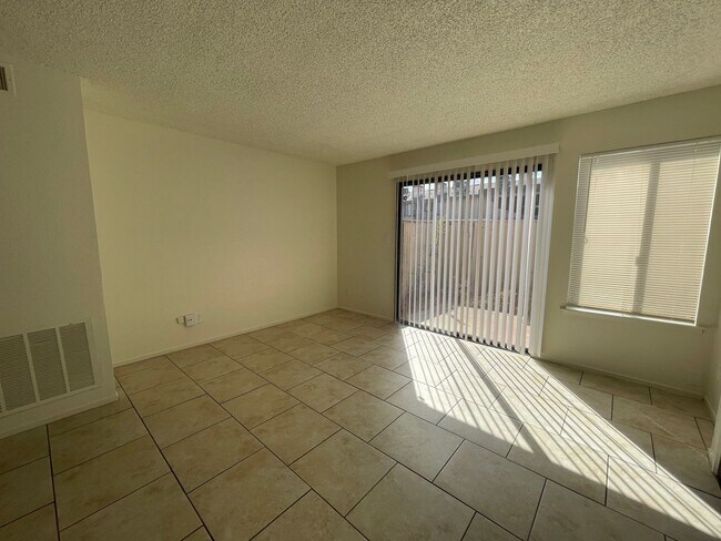 Building Photo - 1221 N Peach Ave
