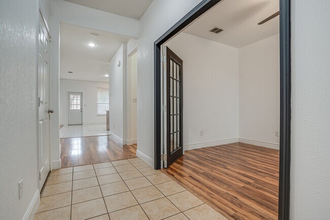 Building Photo - 11905 Fieldcrest Run