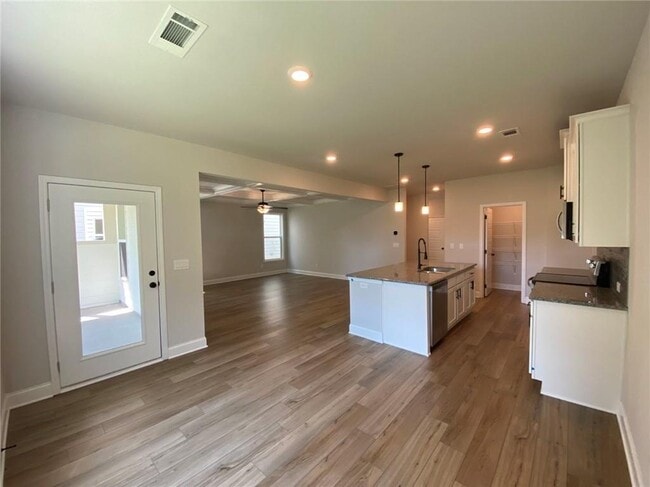 Building Photo - 5037 Silver Fox Trl