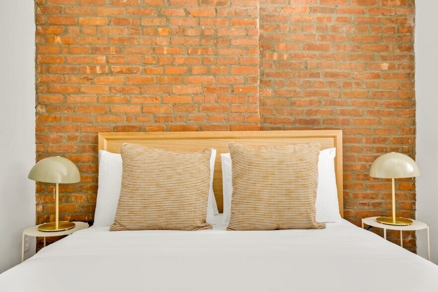 Building Photo - 325 E 5th St