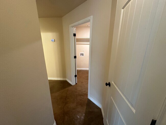 Building Photo - AVAILABLE NOW!!