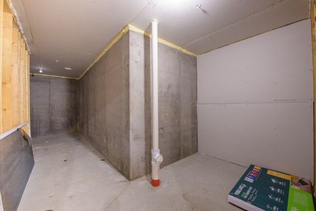 Building Photo - Awesome maple grove 5 bed 4 bath townhome! Pond views, 2 years old!