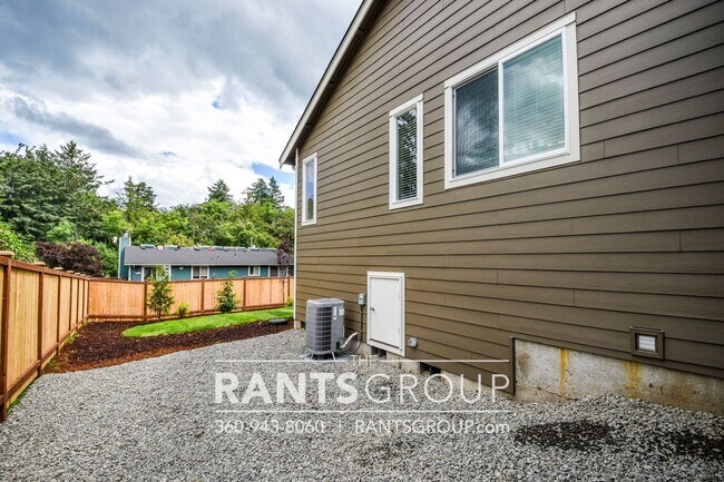Building Photo - 3 Car Garage! Private Beach Access! Fantastic Location! I5 & shopping only 5 minutes away!