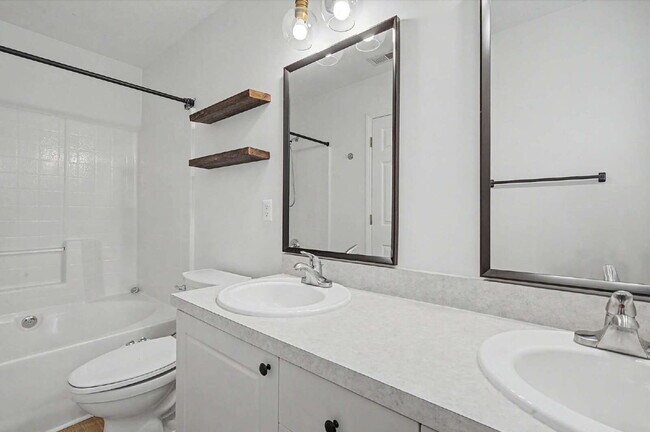 Building Photo - Townhome in Desirable Hedingham Community