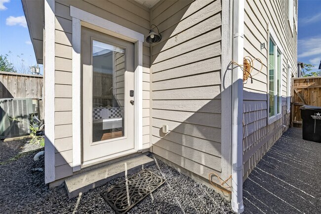 Building Photo - 1303 Upland Retreat Dr