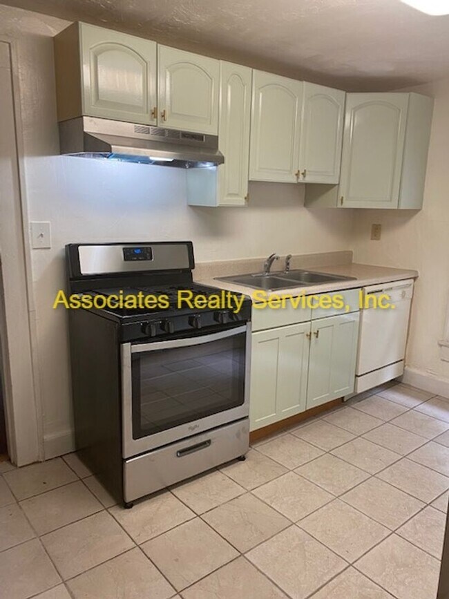 Building Photo - 2 weeks free for August move in, 3 Bed/2 B...