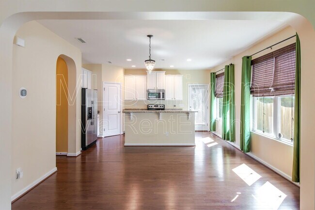 Building Photo - 110 Glenview Lane