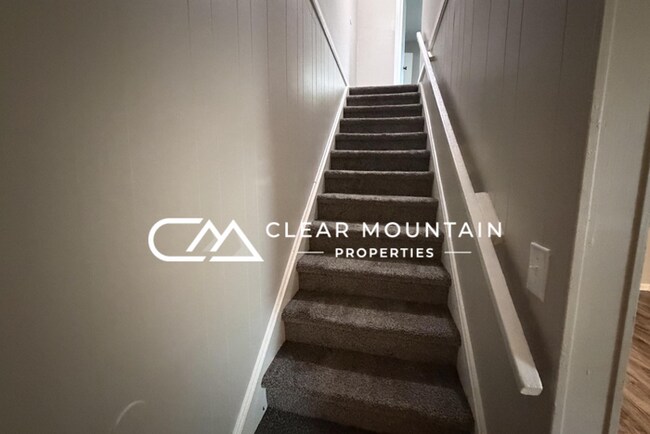 Building Photo - Renovated 2-Bedroom Apartment Just 1 Mile from Downtown Greer!