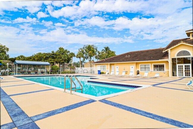 Building Photo - 450 Palm Cir W