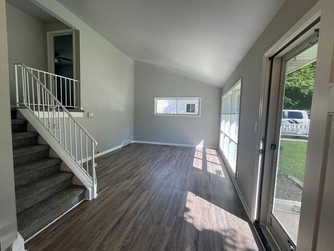 Building Photo - Rochester 3-Bedroom, 1.5 Baths, Entertainm...