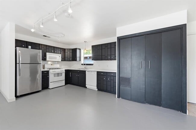 Building Photo - 2712 St Edwards Cir