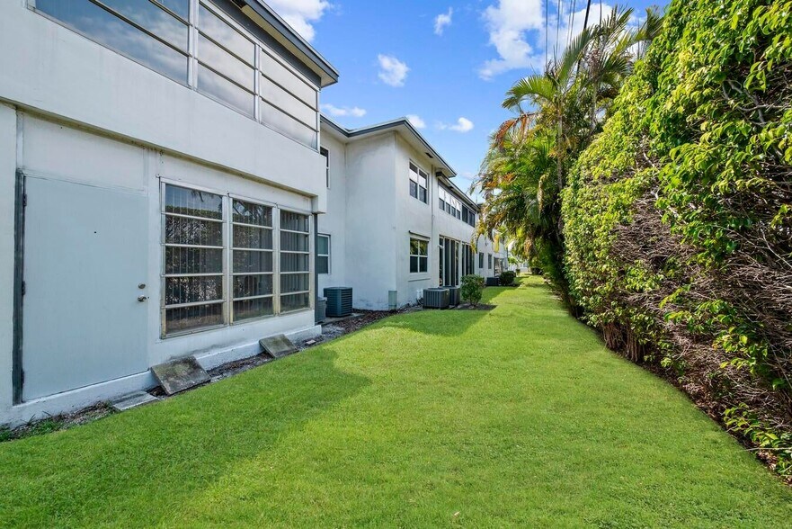 Building Photo - 1111 Lake Ter
