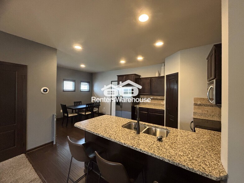 Building Photo - 9175 Coneflower Dr
