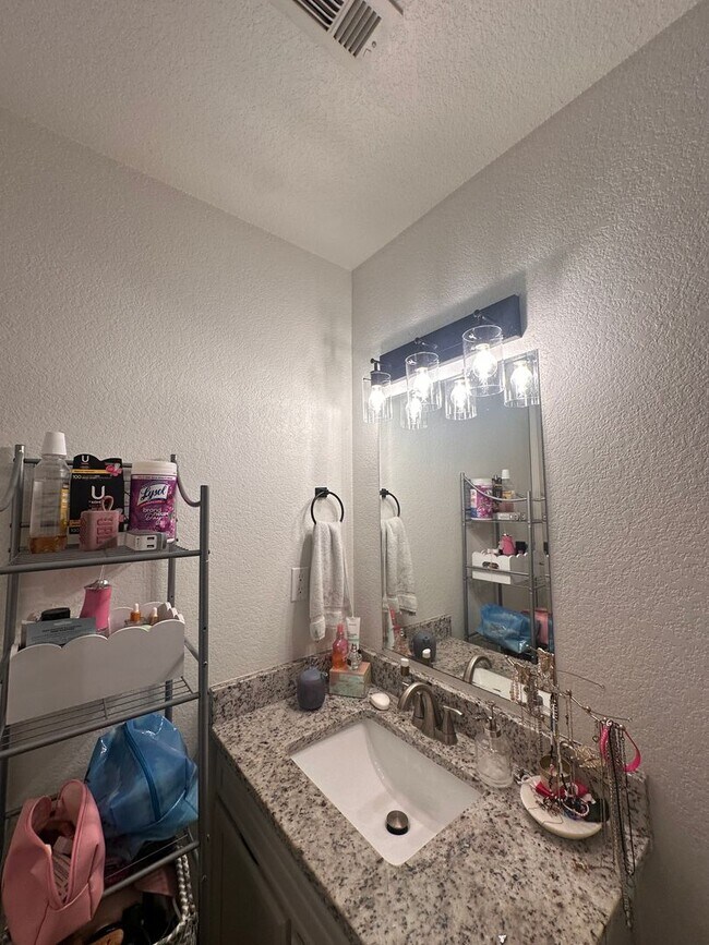 Building Photo - 688 W Sycamore St