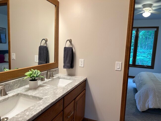 Building Photo - 4907 Pinewood Ct