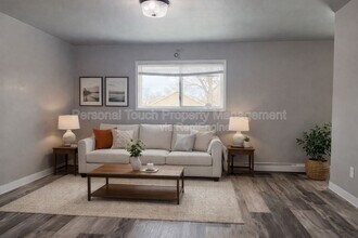 Building Photo - 142 6th Ave N