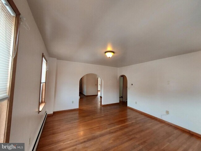 Building Photo - 213B Lincoln Way W