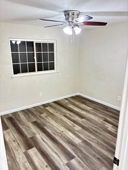 Building Photo - 6522 Village Green Dr