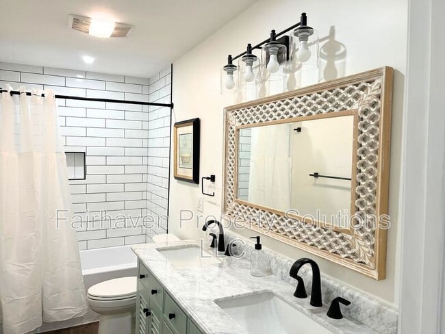 Building Photo - 2827 E 5th Ave