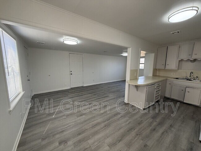 Building Photo - 337 W 47th St N