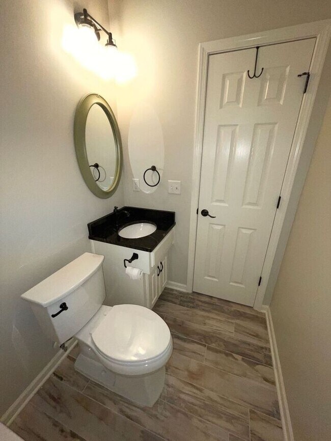 Building Photo - 5 Bedroom, 3 Bathroom California Split Sty...