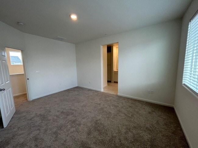 Building Photo - 5 Bedroom 4 Bathroom Home in The Quail Riv...