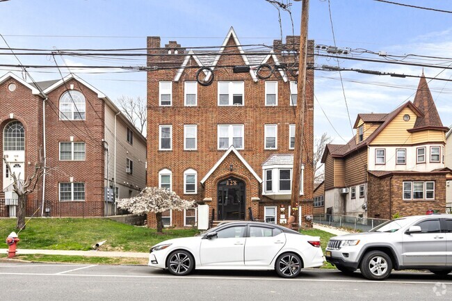 Building Photo - 128 Chestnut St
