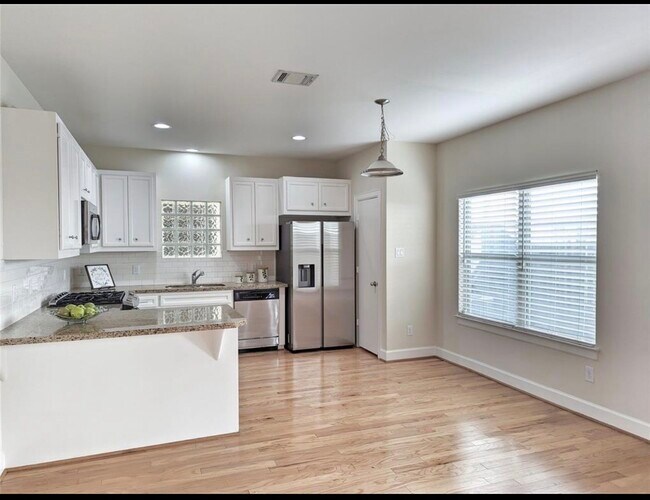 Building Photo - 3730 Main Poplar Dr