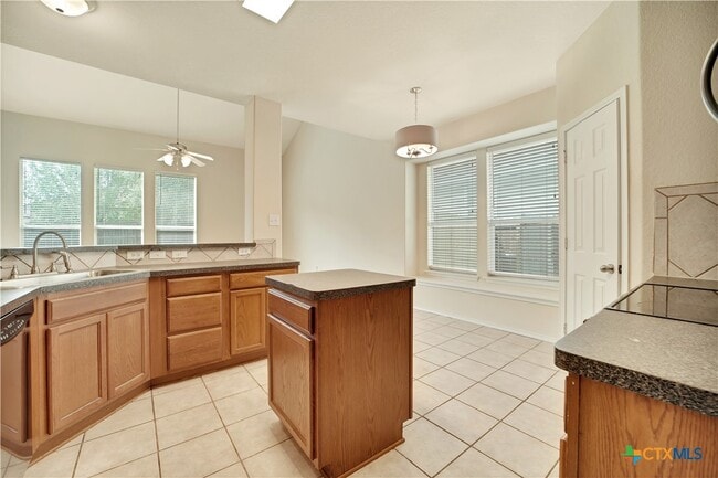 Building Photo - 121 Park Ln