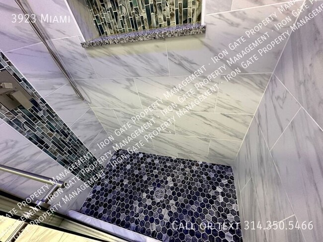 Building Photo - 3923 Miami-