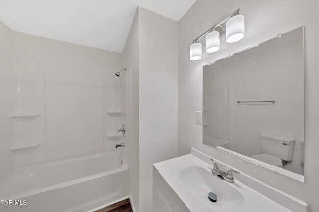 Building Photo - Newly renovated 3 Bedroom 2 Bathroom Home ...