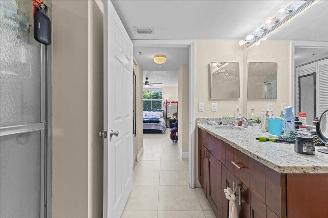 Building Photo - 609 E Sheridan St