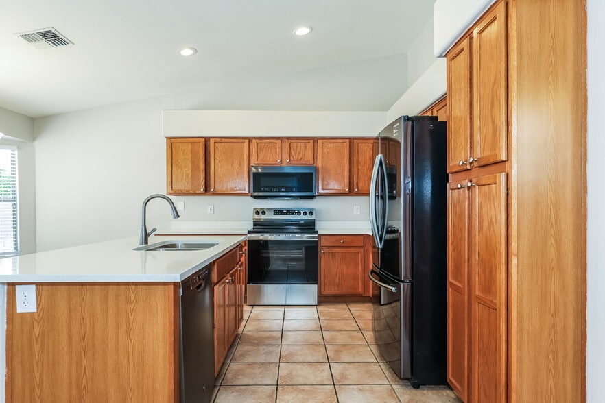 Building Photo - 6115 W Park View Ln