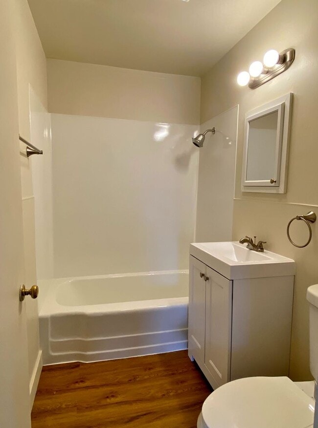 Building Photo - Freshly Updated Duplex Unit