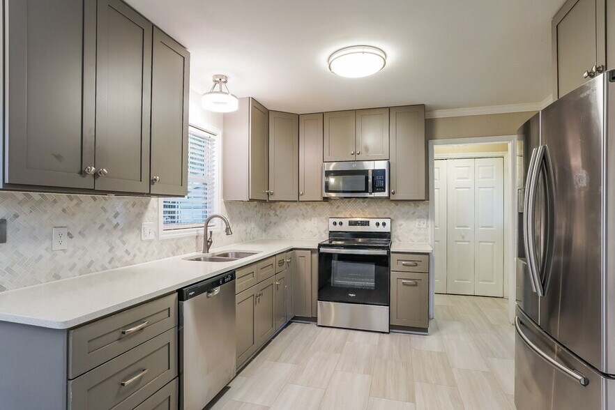 Building Photo - 4208 Knightsbridge Way