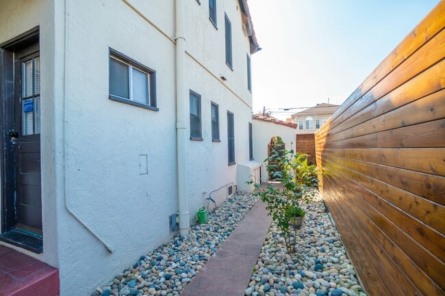 Building Photo - 358 Orange Ave