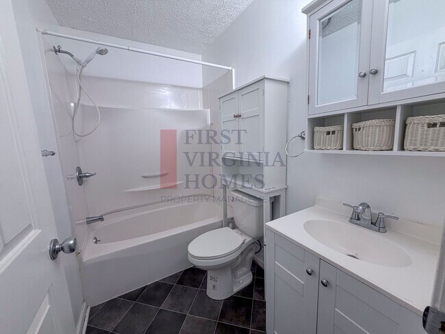Building Photo - 2Bed/1 Bath Rental Lake Monticello