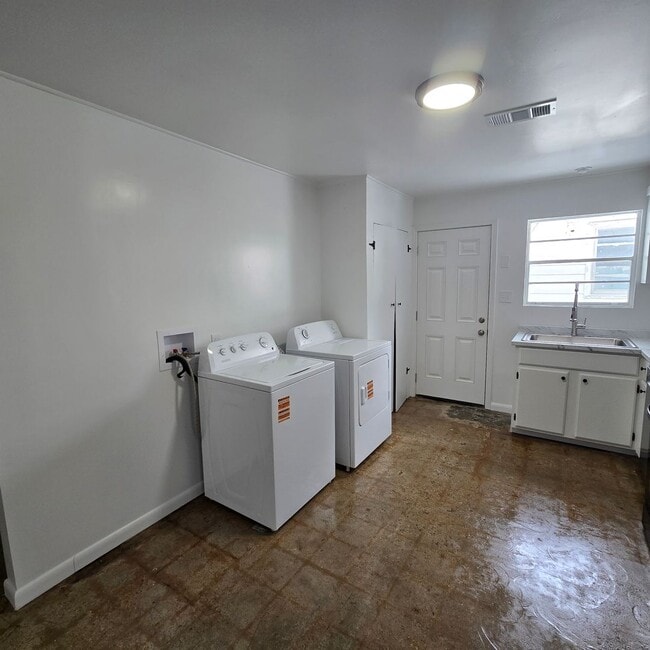 Building Photo - 2/1 Duplex Centrally located and BRAND NEW REMODEL