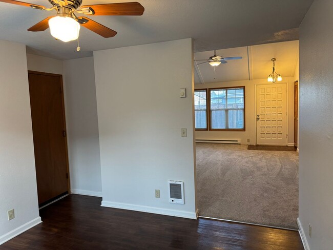 Building Photo - Cozy 2 bedroom 1 bathroom duplex in Eugene!