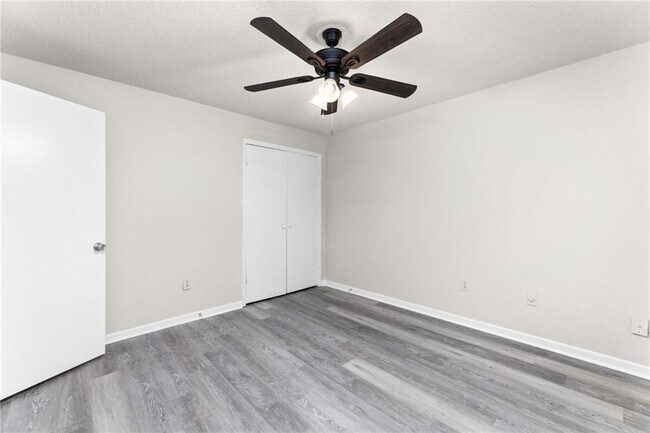 Building Photo - 121 Mark Twain Cir