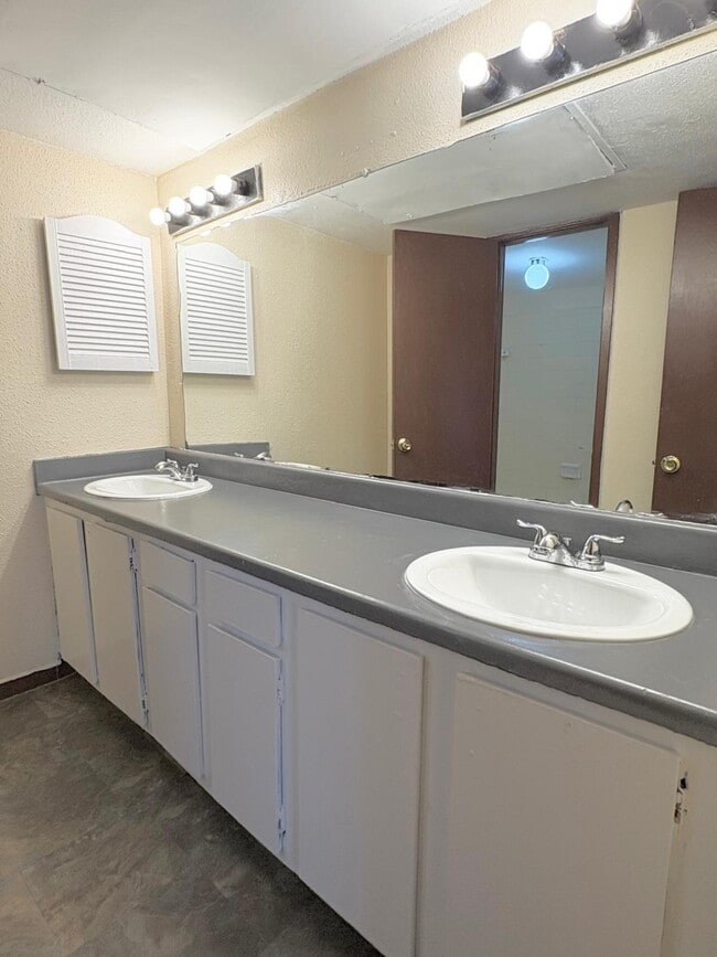 Building Photo - 6200 W Tidwell Rd