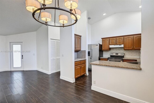 Building Photo - 581 Lakeside Cir